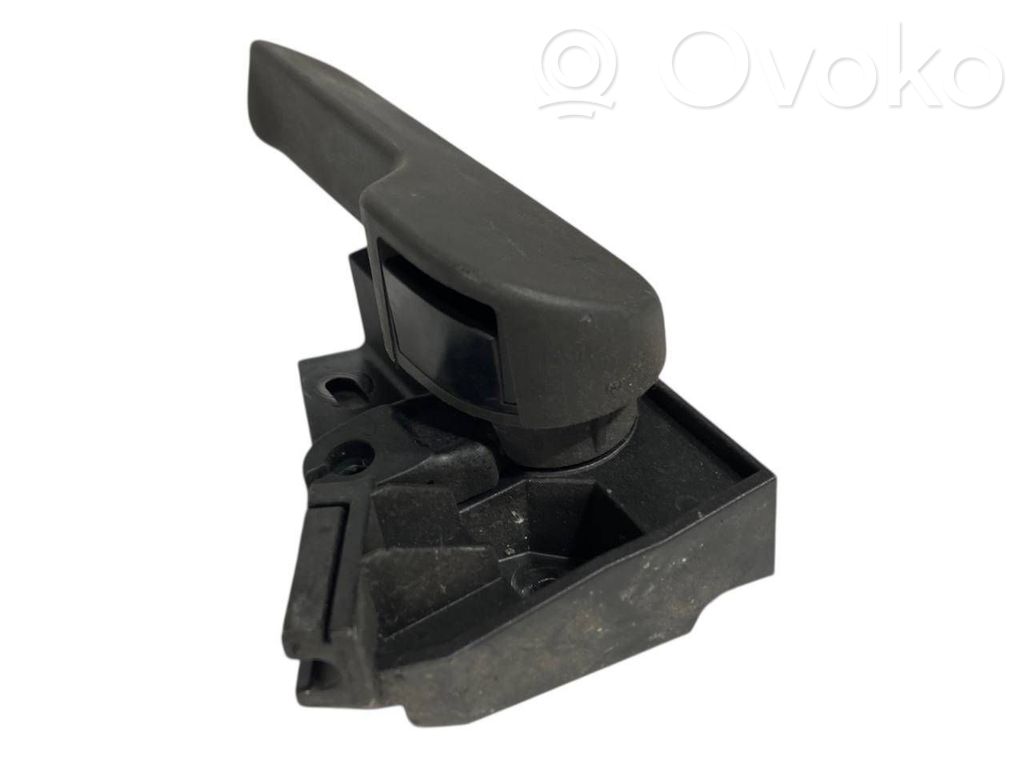 Dzinēja pārsega attaisīšanas rokturītis