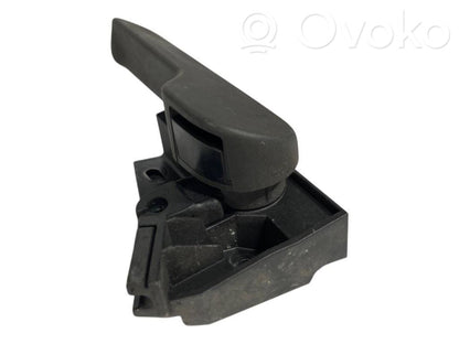 Dzinēja pārsega attaisīšanas rokturītis