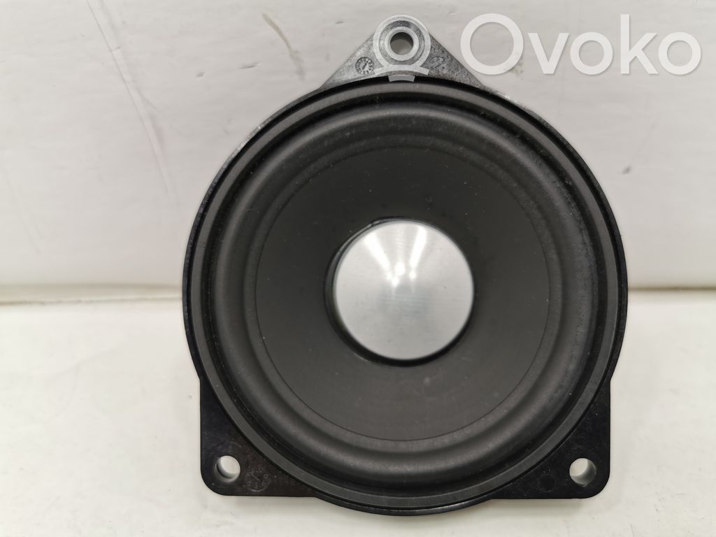 Speaker(s) in front door