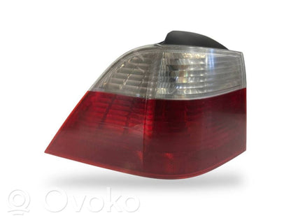 Aizmugurējais lukturis virsbūvē