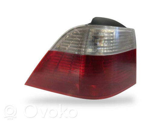 Задний фонарь в кузове