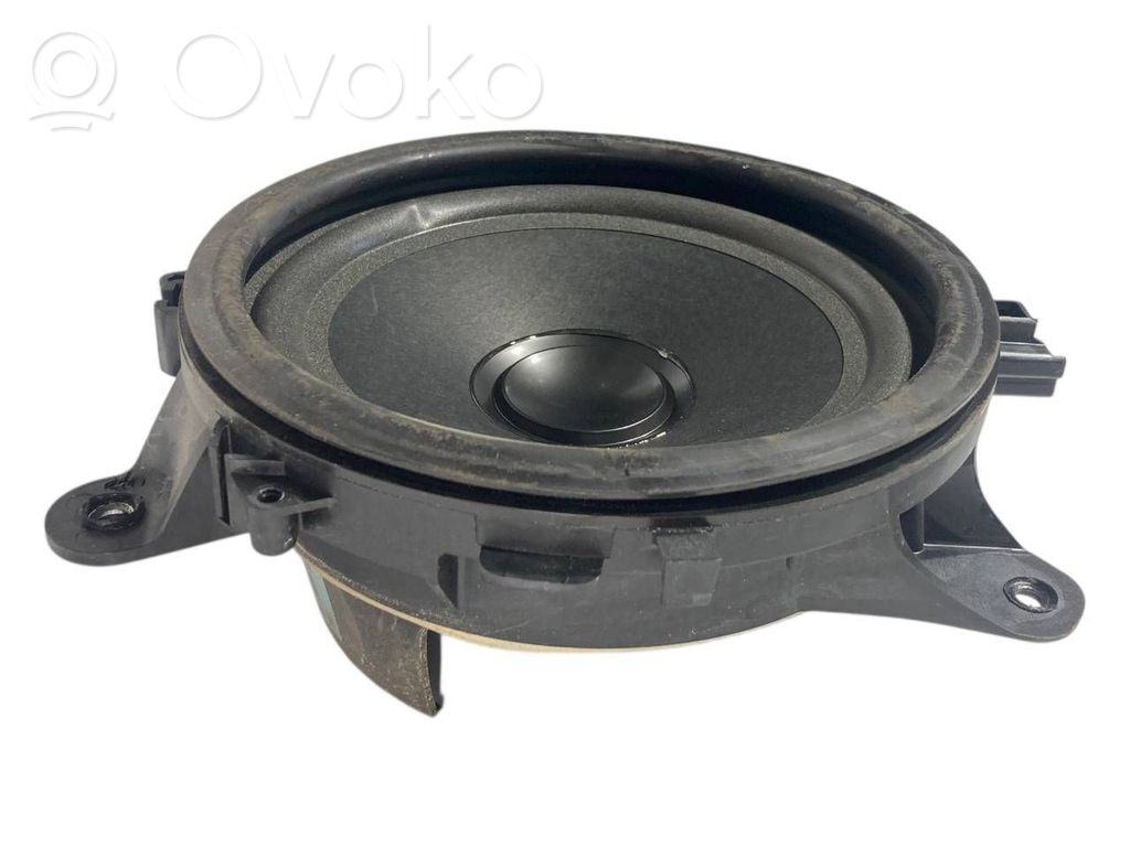 Skaļrunis (-i) priekšējās durvīs