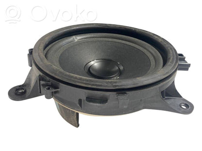 Skaļrunis (-i) priekšējās durvīs