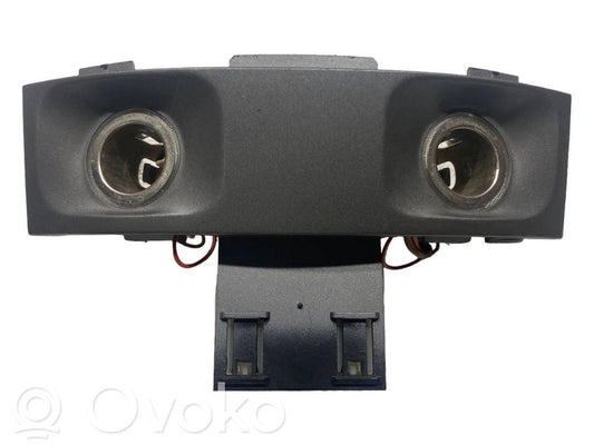 Cigarešu aizdedzināmais aizmugurē