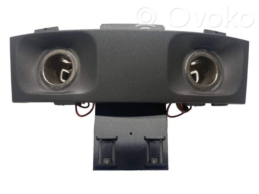 Cigarešu aizdedzināmais aizmugurē