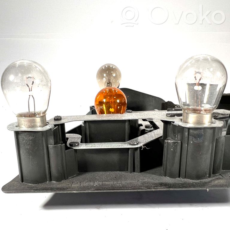 Держатель крышки заднего фонаря