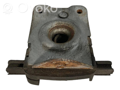 Dzinēja pārsega slēdzene