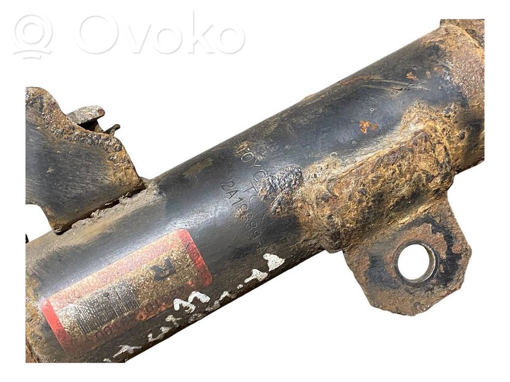 Priekšpusē amortizators ar atsperi