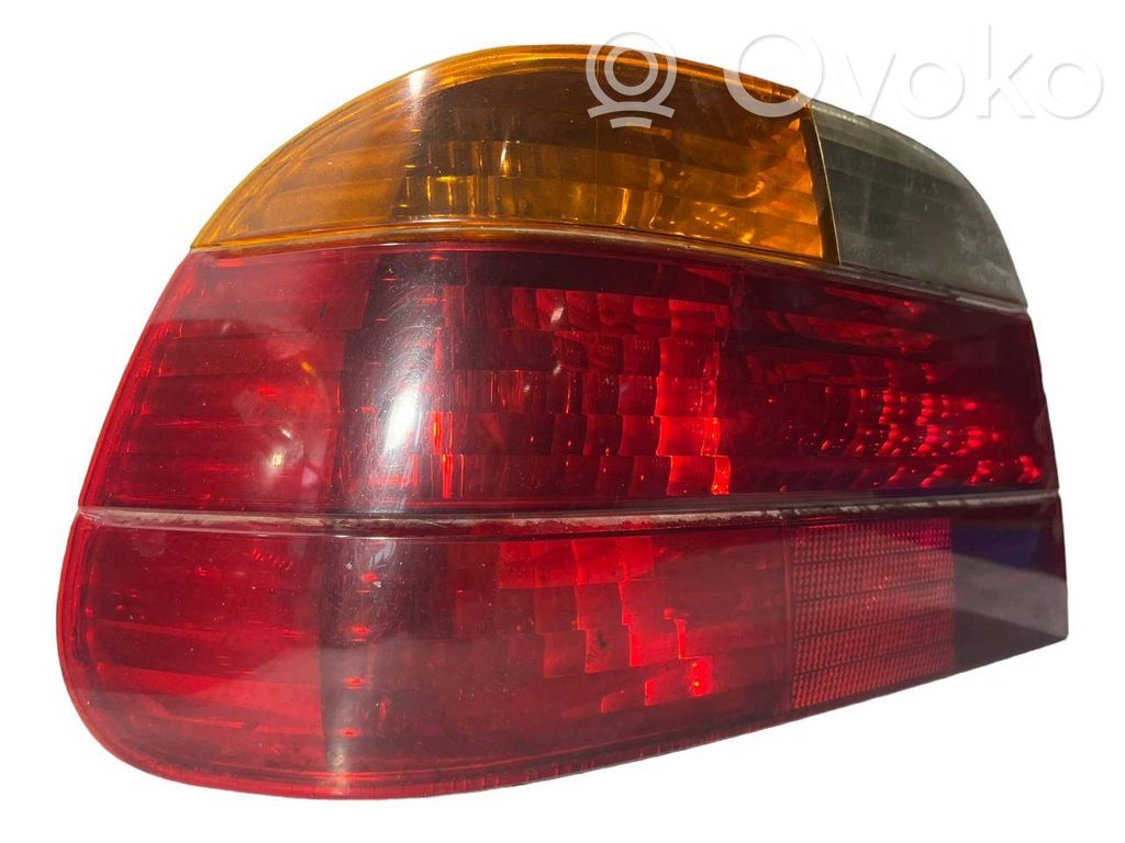 Aizmugurējais lukturis virsbūvē