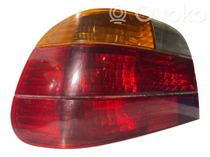 Aizmugurējais lukturis virsbūvē