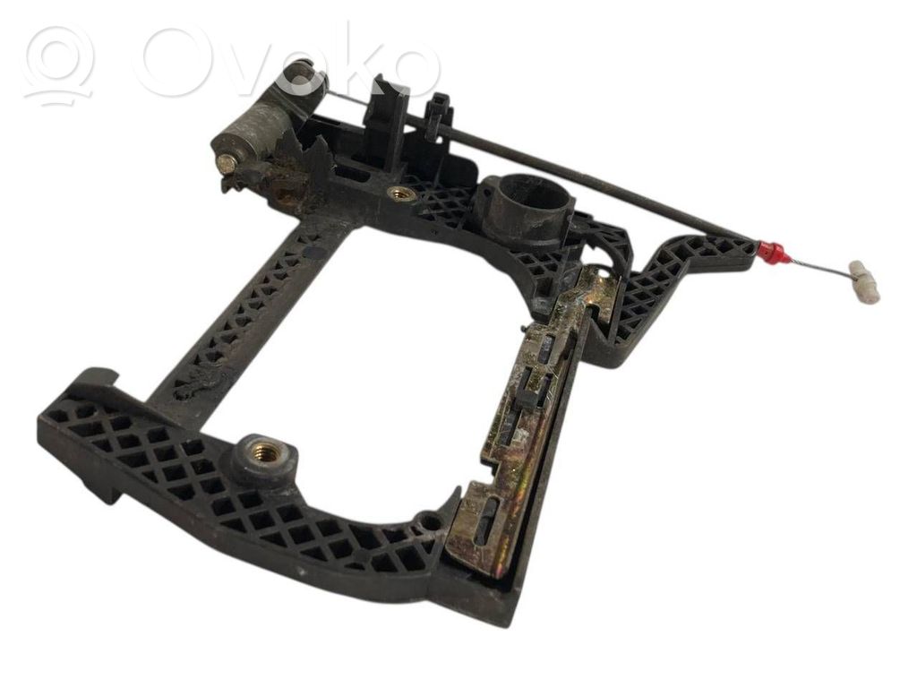 Priekšpusē turētājs / kronšteins ārējam atvēršanas rokturim