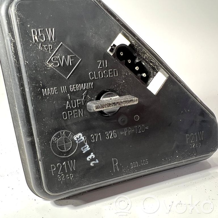 Держатель крышки заднего фонаря