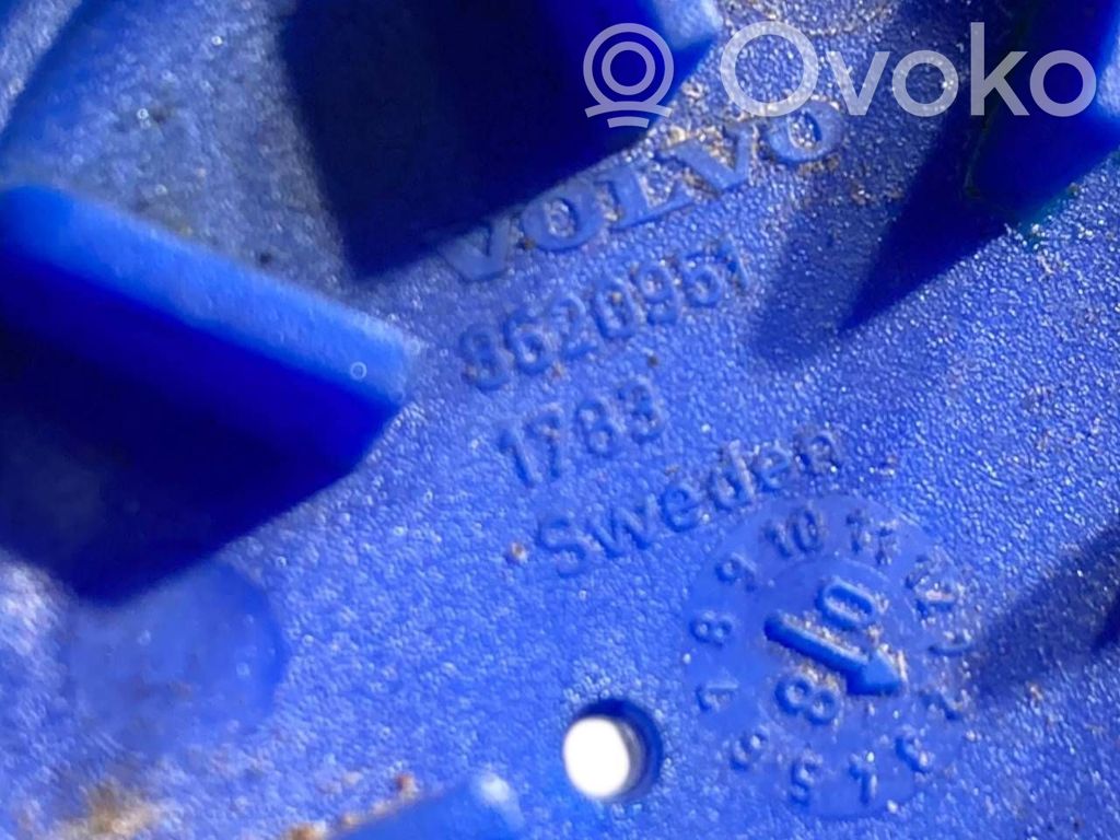 Logu šķidruma tvertnes aizpildīšanas caurule