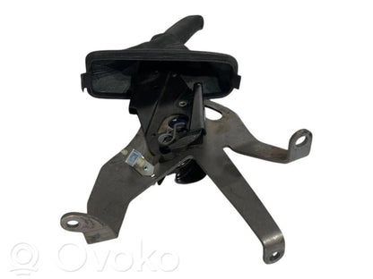 Rokas bremzes mehānisms (salonā)