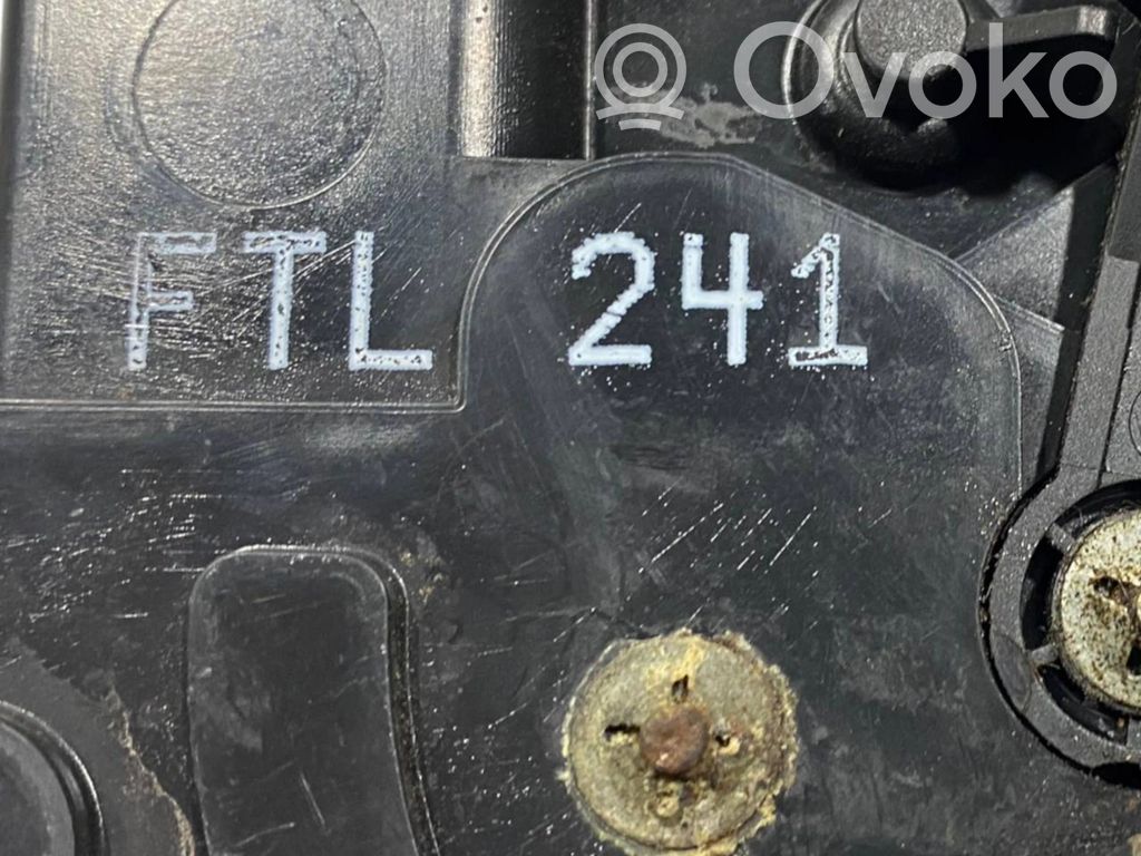 Priekšpusē slēdzene