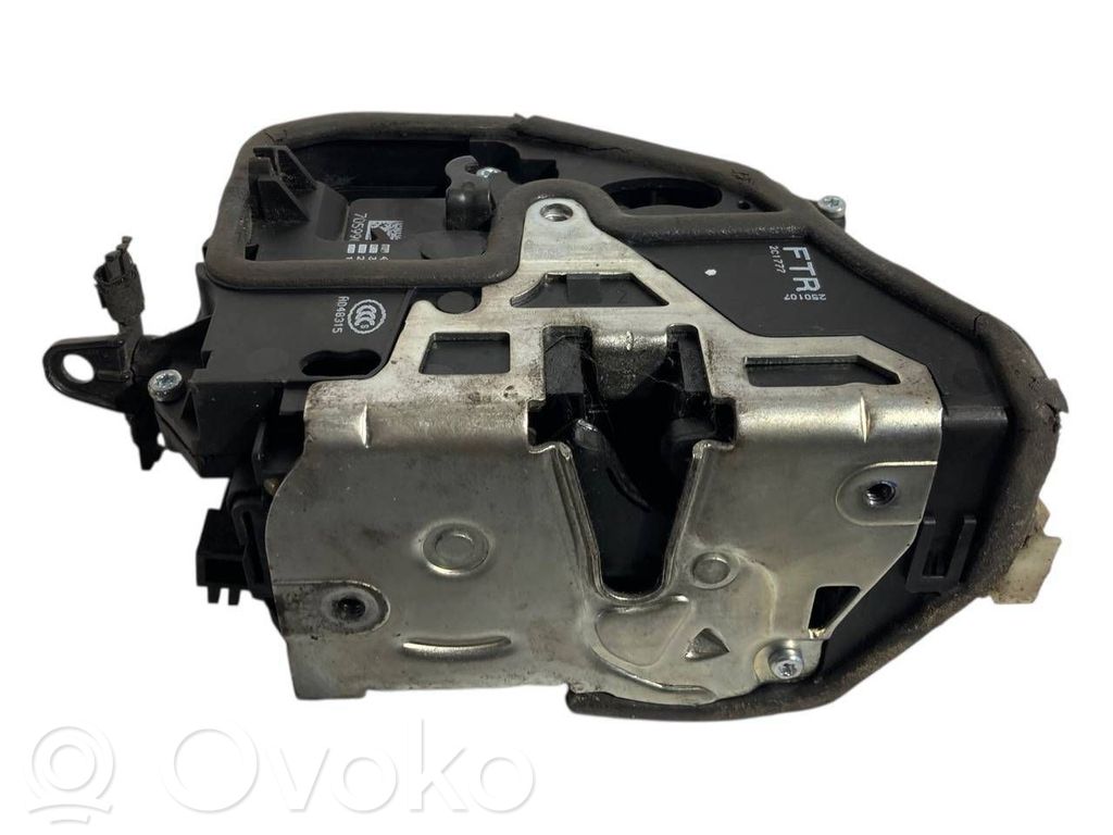 Priekšpusē slēdzene