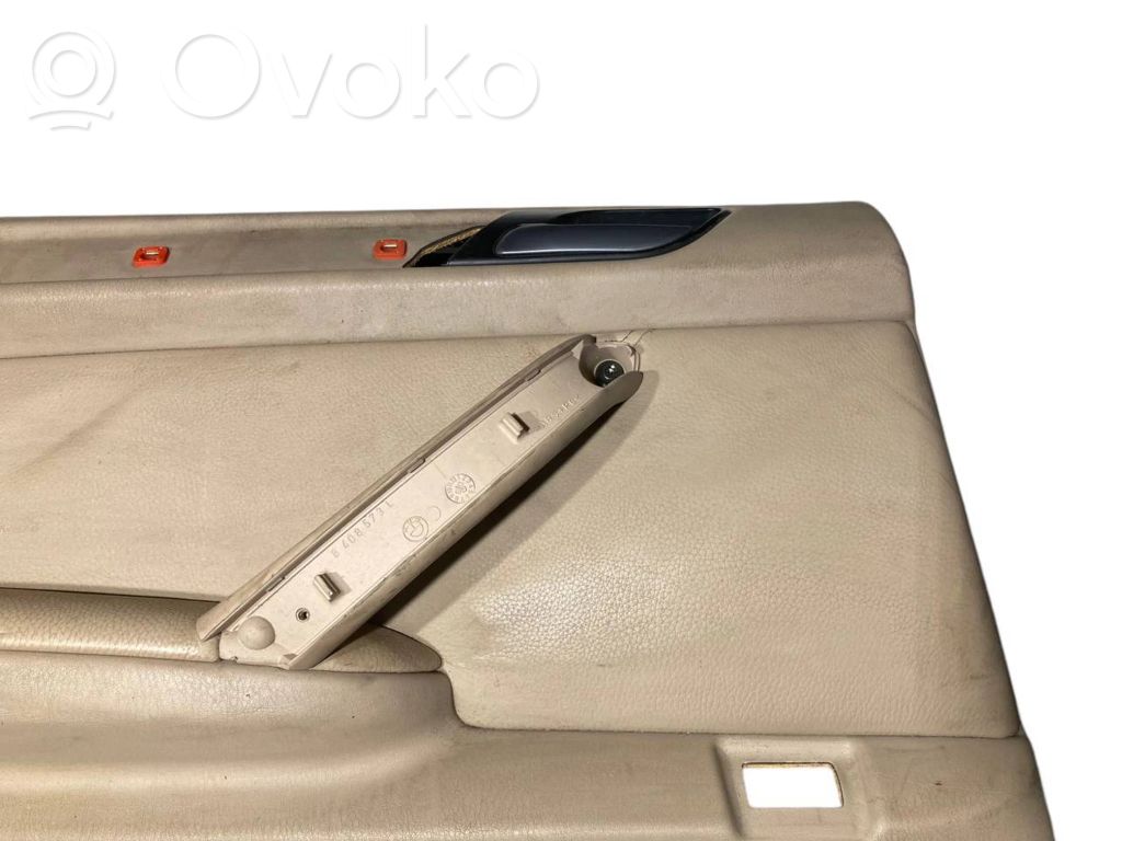 Apšuvums aizmugurējām durvīm