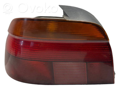 Aizmugurējais lukturis virsbūvē