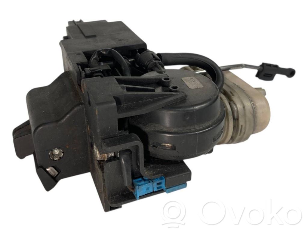 Aizmugurējā pārsega slēdzene