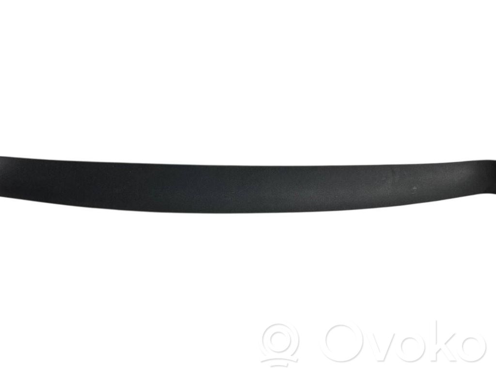 Augšējā dekoratīvā apdare (pie loga)