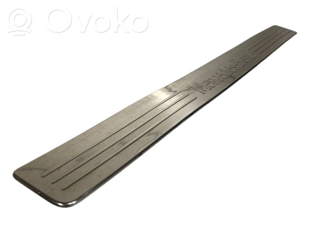 Priekšējā sliekšņa dekoratīvā apdare (iekšējā)