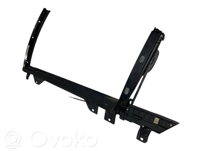 Aizmugurē logu aizkars