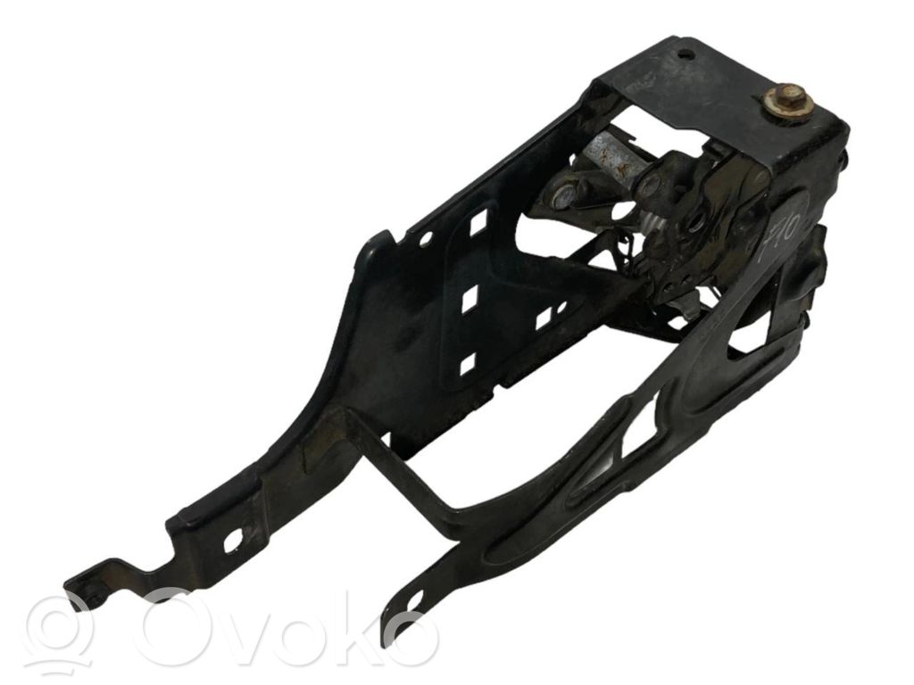 Dzinēja pārsega slēdzene