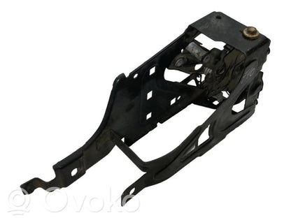 Dzinēja pārsega slēdzene