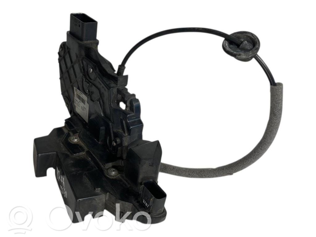 Priekšpusē slēdzene