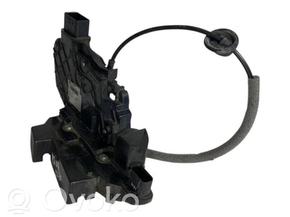 Priekšpusē slēdzene