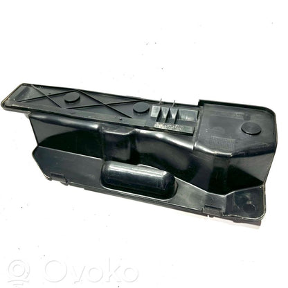 Cita veida dzinēja nodalījuma detaļa