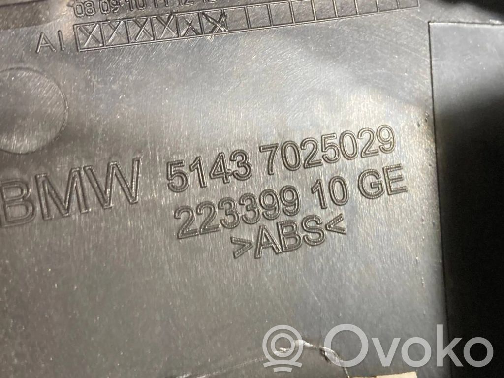 Side decorative trim for the footwell