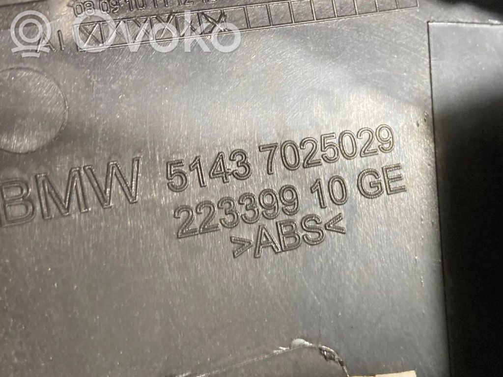 Side decorative trim for the footwell