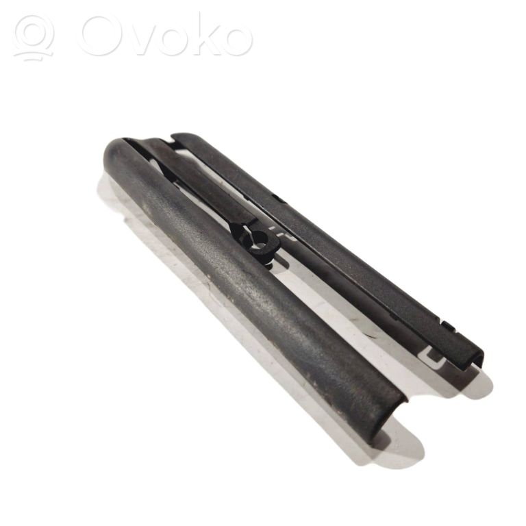 Декоративная отделка направляющей сиденья переднего пассажира