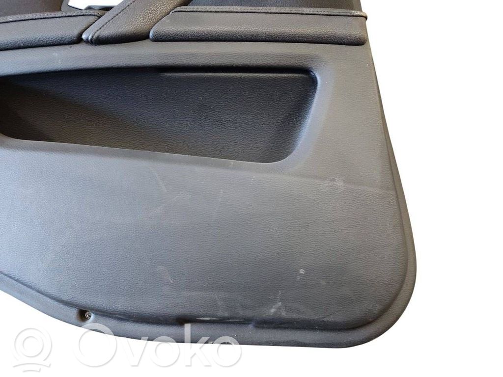 Apšuvums aizmugurējām durvīm