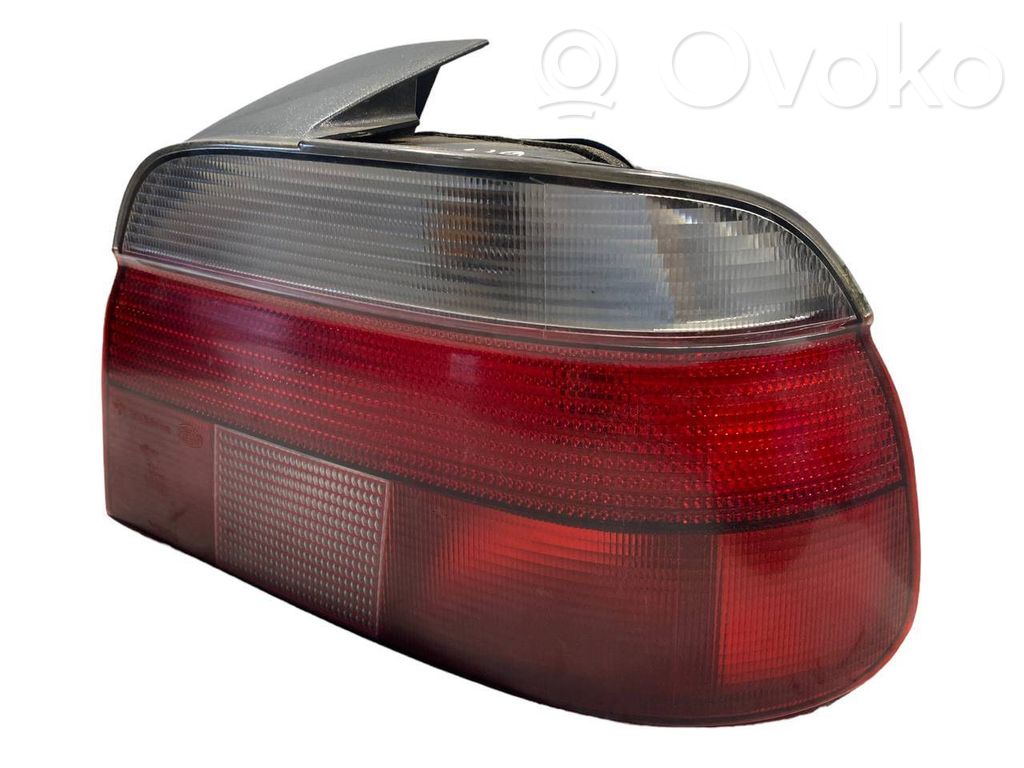 Aizmugurējais lukturis virsbūvē