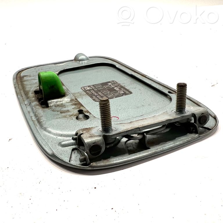 Dekoratīvā apdare pie degvielas tvertnes vāciņa