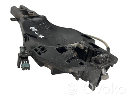 Priekšpusē turētājs / kronšteins ārējam atvēršanas rokturim