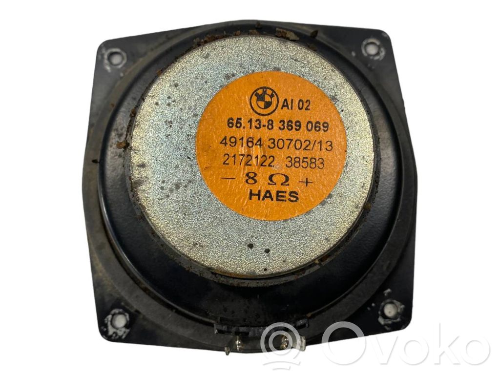 Skaļrunis (-i) aizmugurējā palodzē