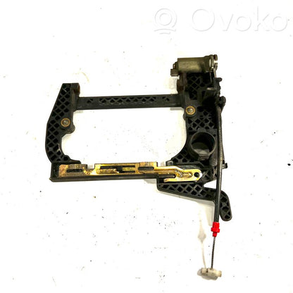 Priekšpusē turētājs / kronšteins ārējam atvēršanas rokturim