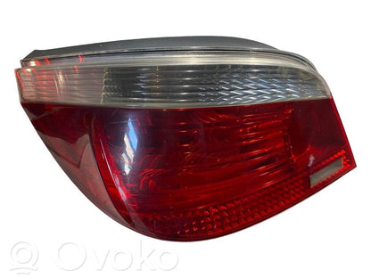 Aizmugurējais lukturis virsbūvē