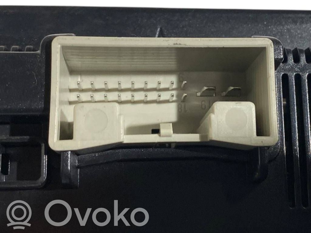 Gaisa kondicioniera / klimata kontroles / salona apsildes vadības bloks (salonā)