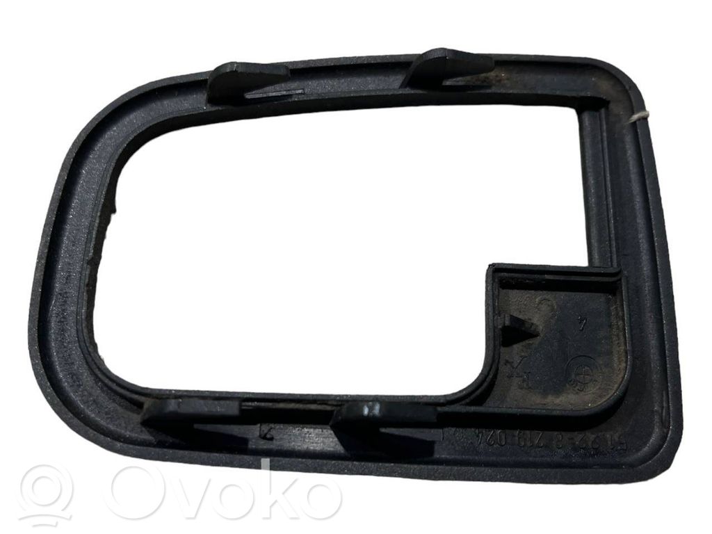 Aizmugurē durvju roktura vāciņš