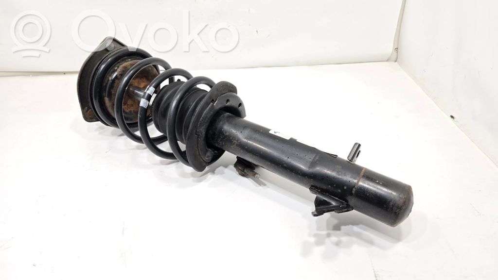 Priekšpusē amortizators ar atsperi