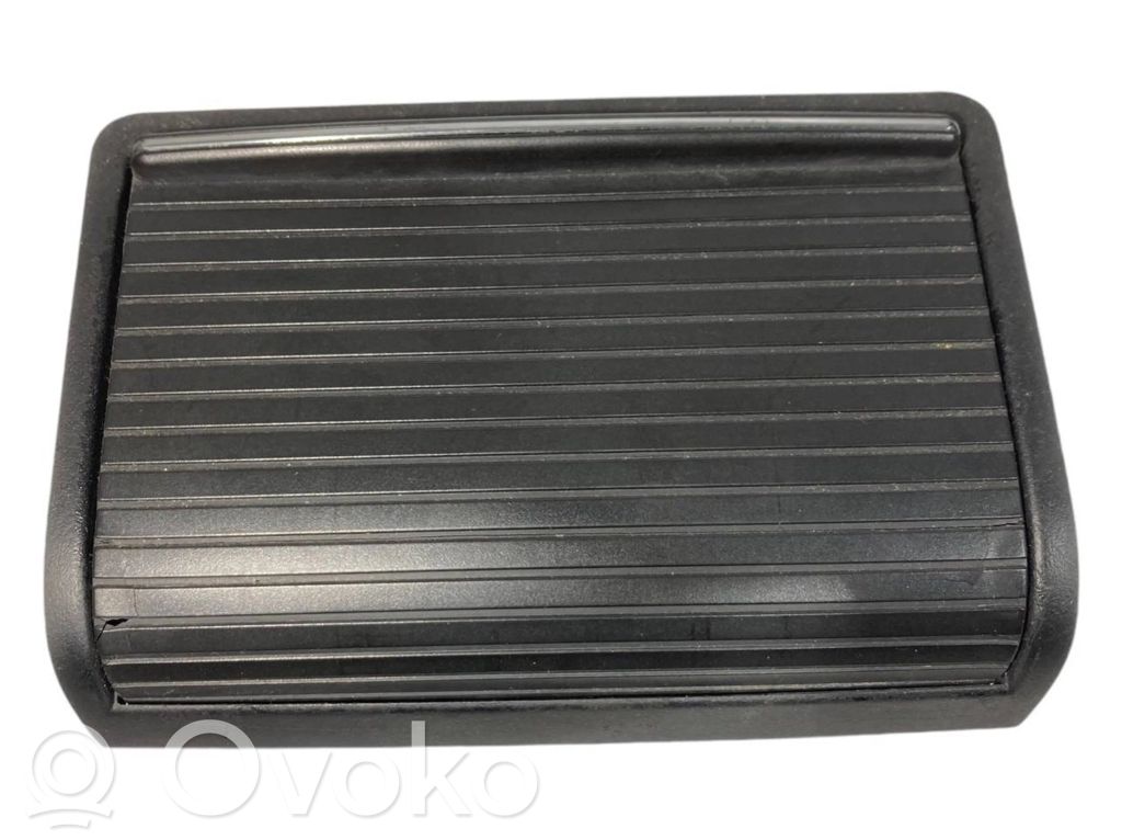 Pelnutrauks (aizmugurē)