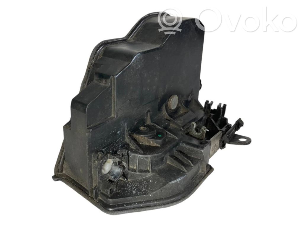 Priekšpusē slēdzene