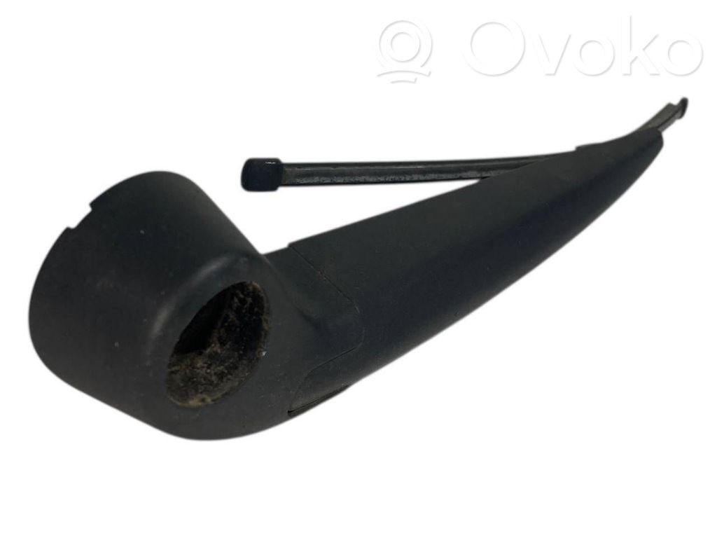 Aizmugurējā loga tīrītāja kājiņa