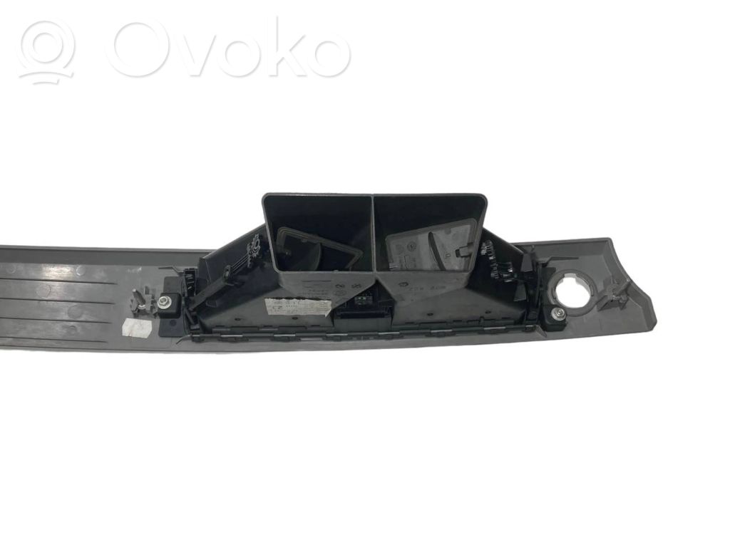 Paneļa dekoratīvās apdares vairogs (centrālais)