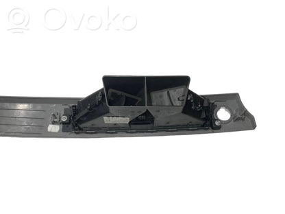 Paneļa dekoratīvās apdares vairogs (centrālais)