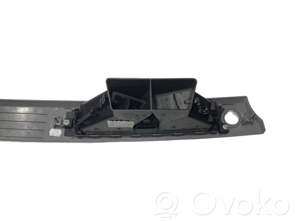 Декоративный щиток панели (центральный)